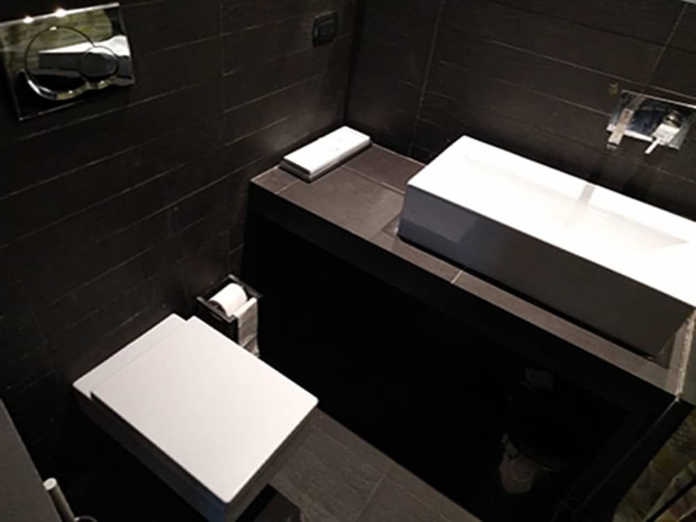 M&J Place Hostel Rome Shared Dormitory - 4 bedsits - Ensuite Bathroom 19