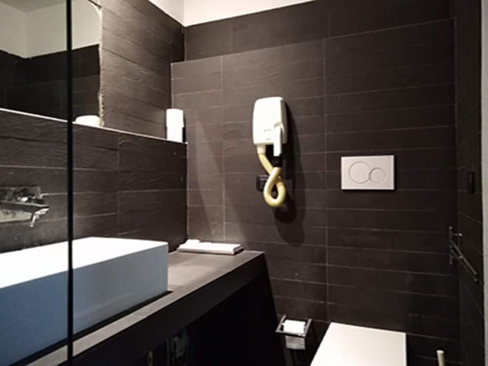 M&J Place Hostel Rome Shared Dormitory - 4 bedsits - Ensuite Bathroom 18