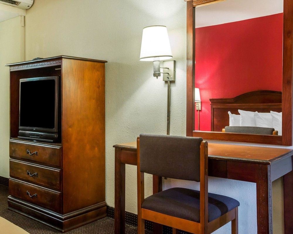 undefined Econo Lodge Atlanta College Park 9