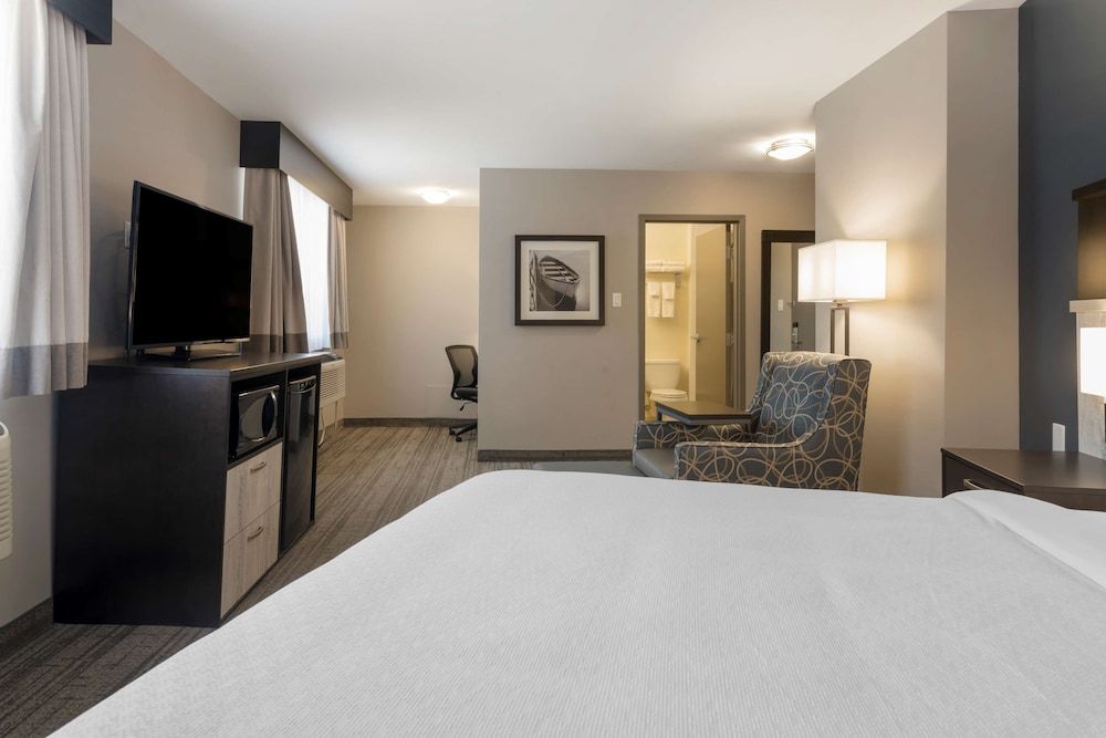 Best Western Plus Chocolate Lake Hotel Suite, 1 Queen Bed, Non Smoking, Refrigerator & Microwave 3