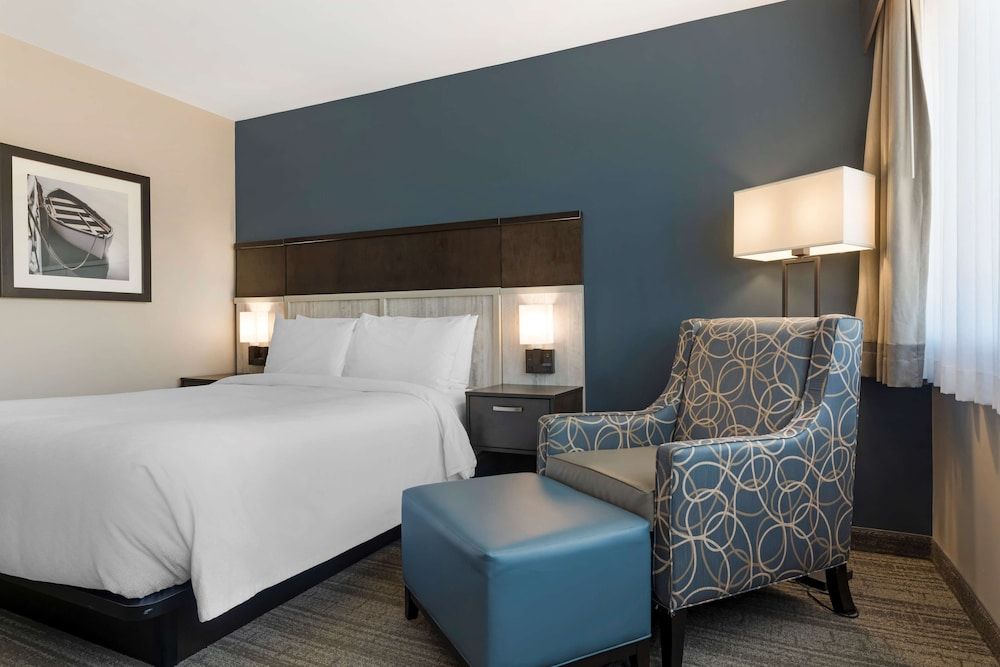 Best Western Plus Chocolate Lake Hotel Suite, 1 Queen Bed, Non Smoking, Refrigerator & Microwave 2