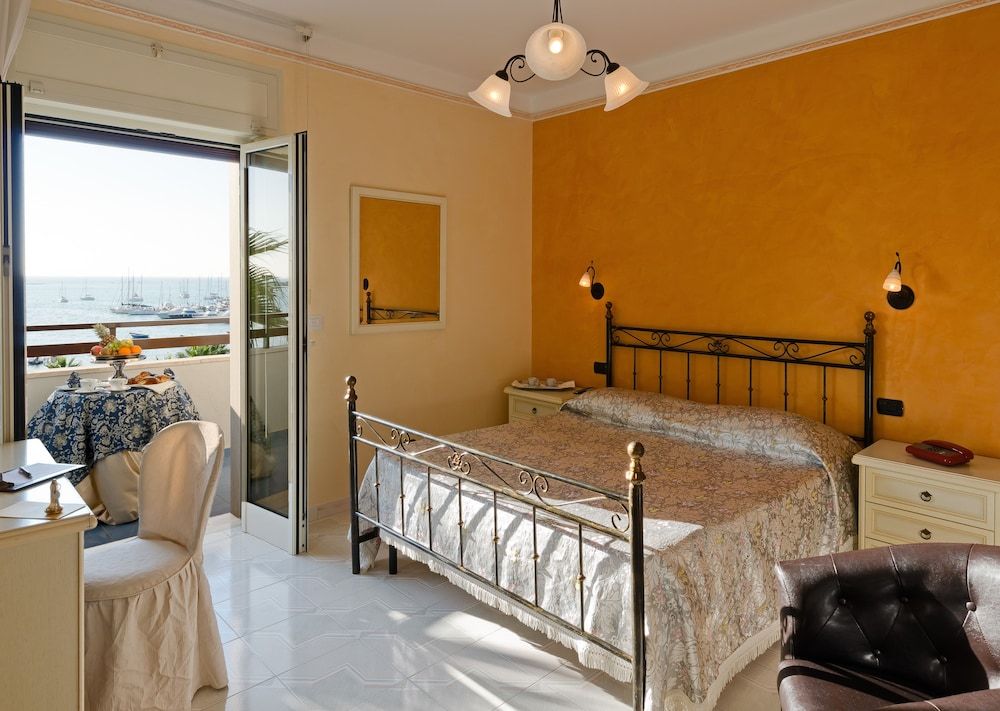Hotel Mediterraneo Deluxe Double Room, Balcony, Sea View 2