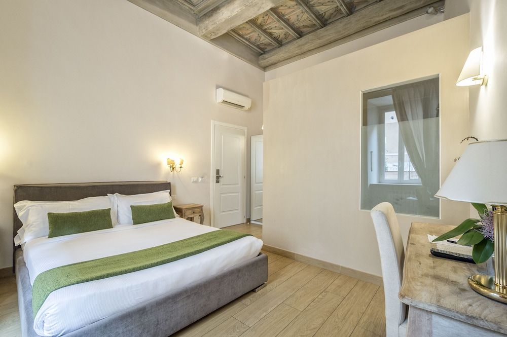 Little Queen Suite Classic Double Room 8