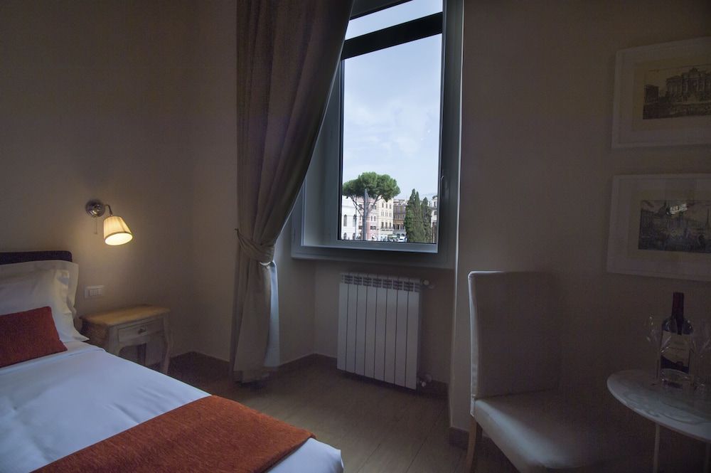 Little Queen Suite Classic Double Room 16