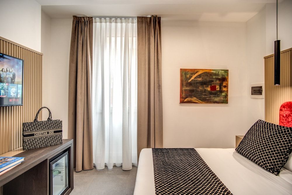 undefined Little Queen Suite 8