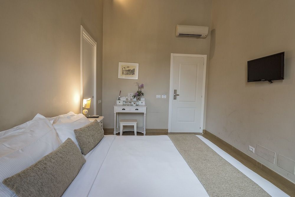 Little Queen Suite Classic Double Room 14