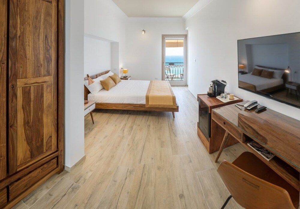 Domus Maris Boutique Hotel Deluxe Triple Room, Sea View 3