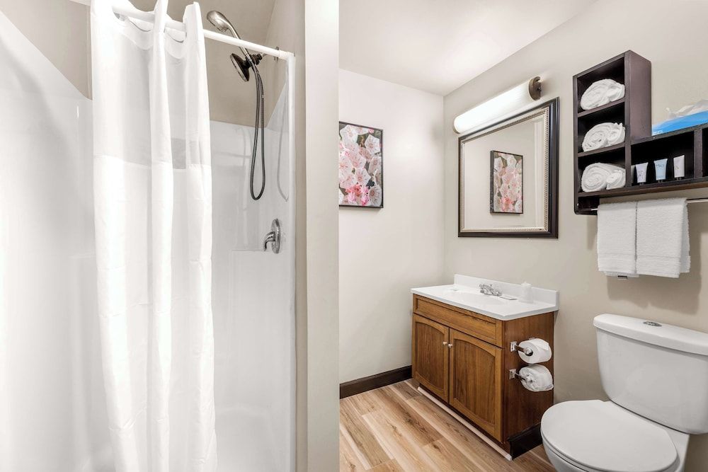 Americas Best Value Inn Marquette Deluxe Room, 1 King Bed, Non Smoking (1st Floor) 4