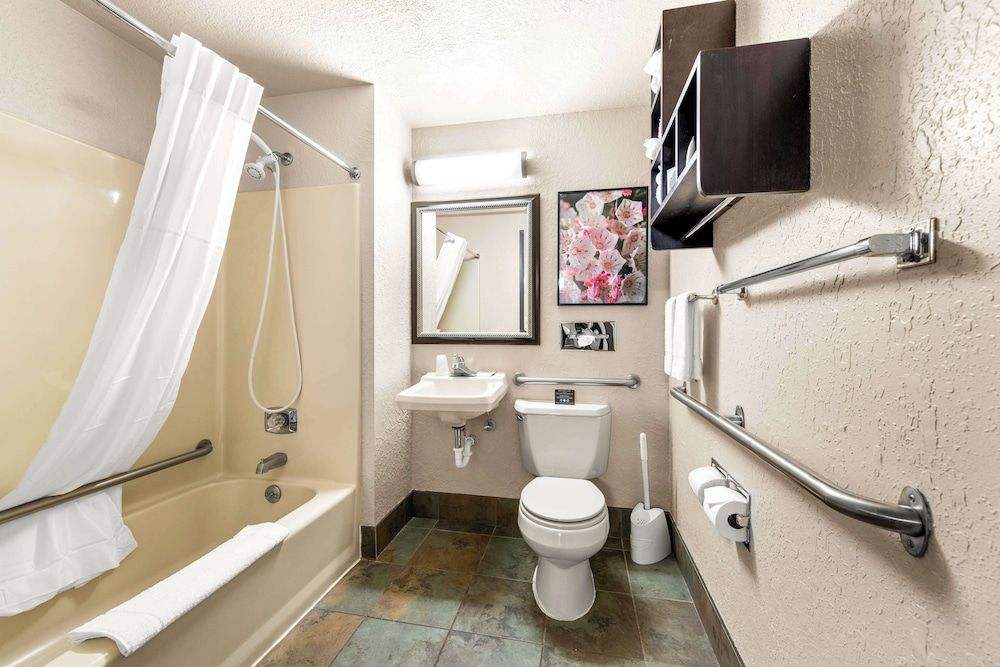 Americas Best Value Inn Marquette Deluxe Room, 1 King Bed, Non Smoking (1st Floor) 5