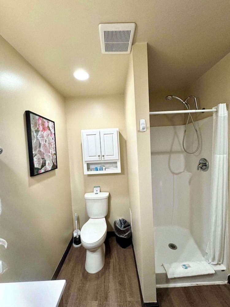 Americas Best Value Inn Marquette Premium Room, 1 King Bed, Non Smoking (2nd Floor, No Elevator) 2