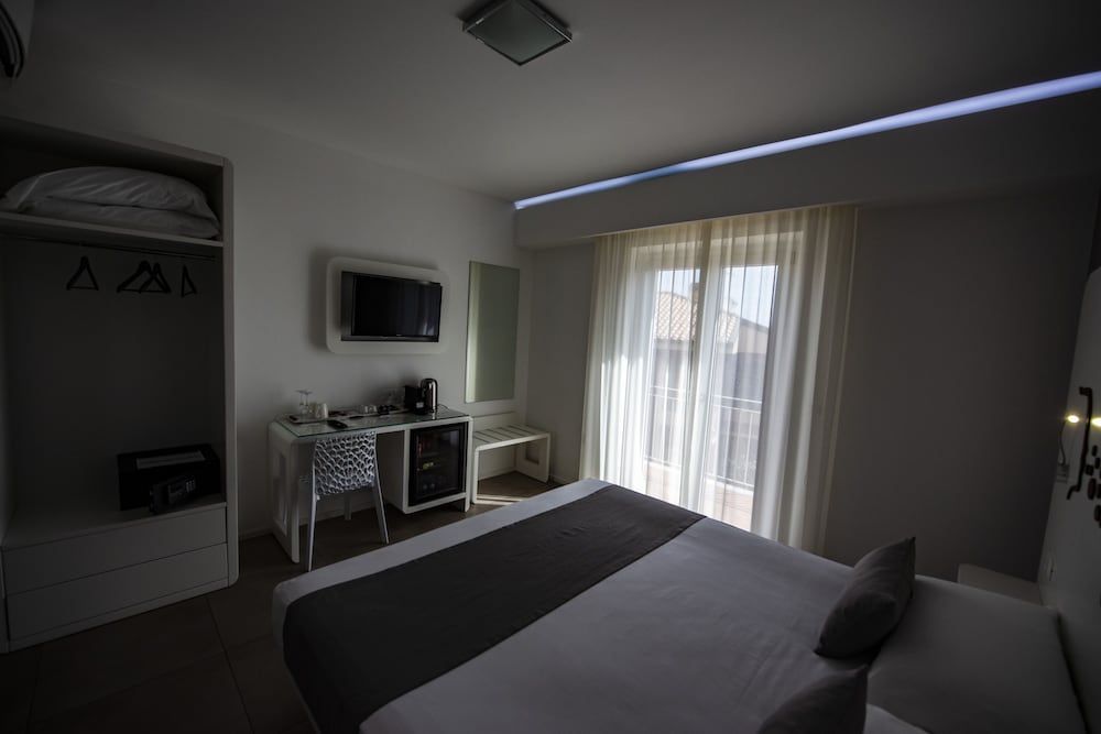 Aether Suites Tropea Deluxe Suite, 1 King Bed with Sofa bed, Terrace 4