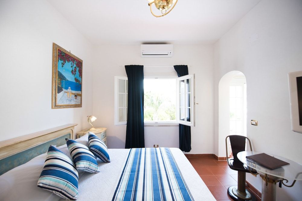 Double Room, 1 Queen Bed, Partial Sea View (Dublin Suite)
