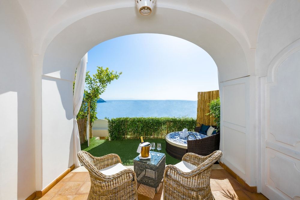 Deluxe Double Room (Milan Suite Partial Sea View)