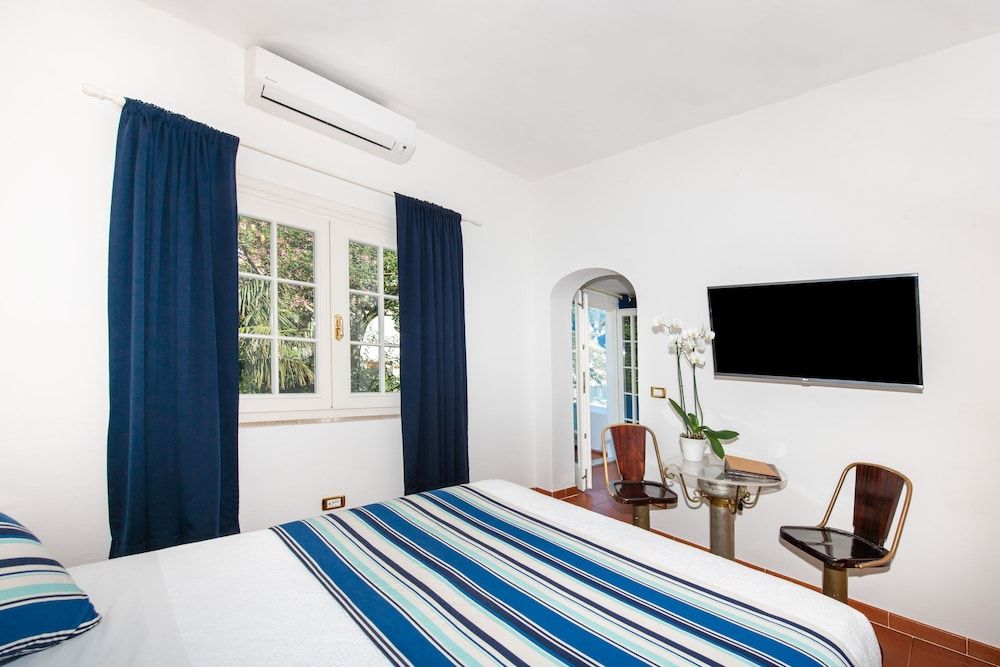 Double Room, 1 Queen Bed, Partial Sea View (Dublin Suite)