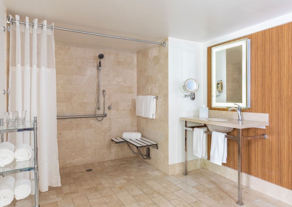 Suite, Accessible (Yucca, Roll-In Shower)