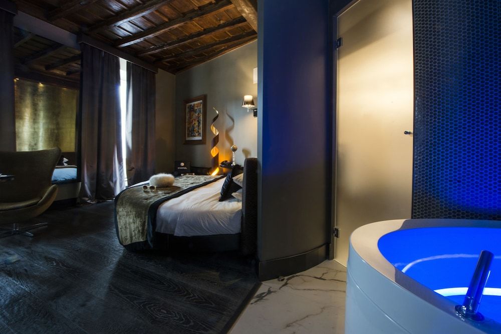 Torre Argentina Relais Junior Suite, 1 King Bed, City View 9