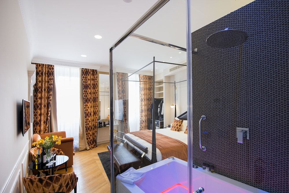 Torre Argentina Relais Junior Suite, 1 King Bed, City View 10