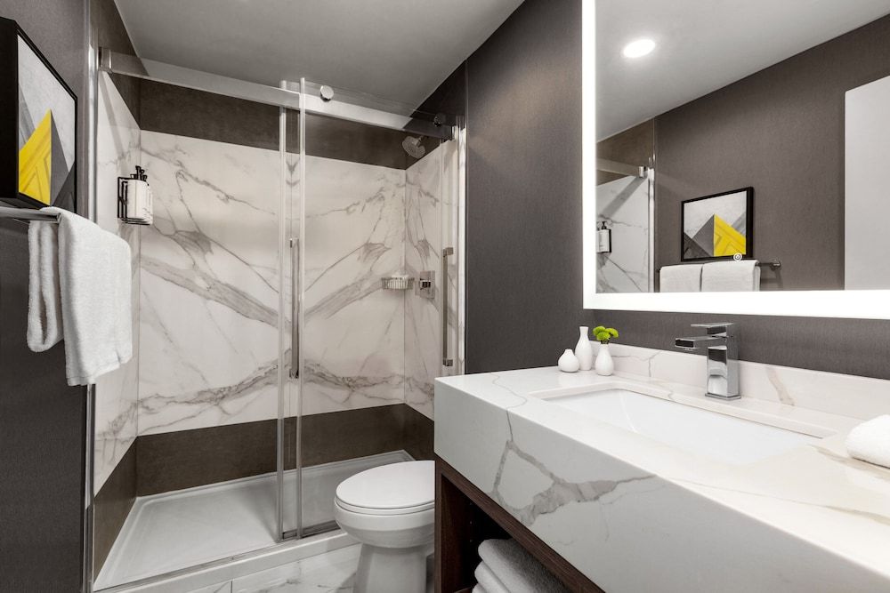 Crowne Plaza Saint John Harbour View by IHG Standard Room, 2 Queen Beds (Walk-In Shower) 3