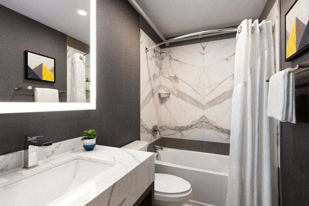 Crowne Plaza Saint John Harbour View by IHG Standard Room, 2 Queen Beds (Bath Shower Combination) 3