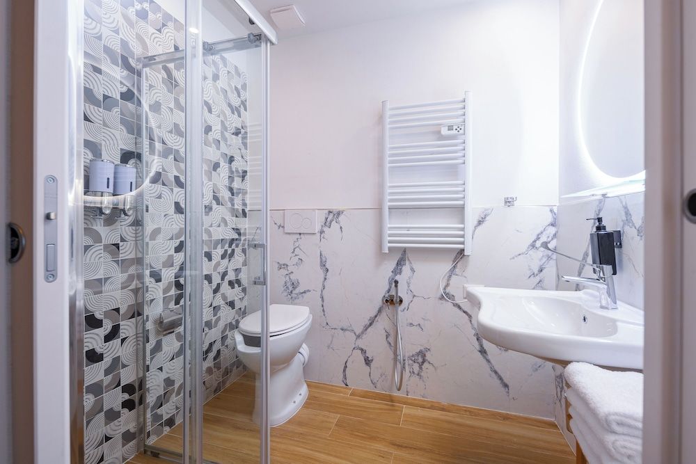 undefined Lilium Hotel 6