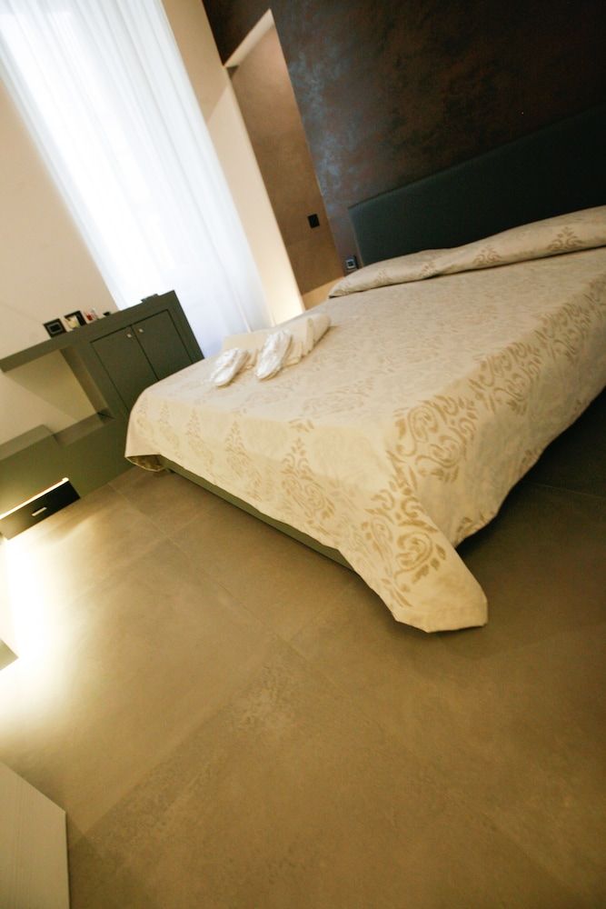 Relais Piazza del Plebiscito Comfort Room, 1 Bedroom, Bathtub, Courtyard View 5