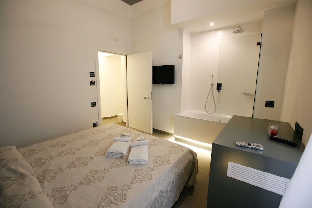 Relais Piazza del Plebiscito Comfort Room, 1 Bedroom, Bathtub, Courtyard View 2