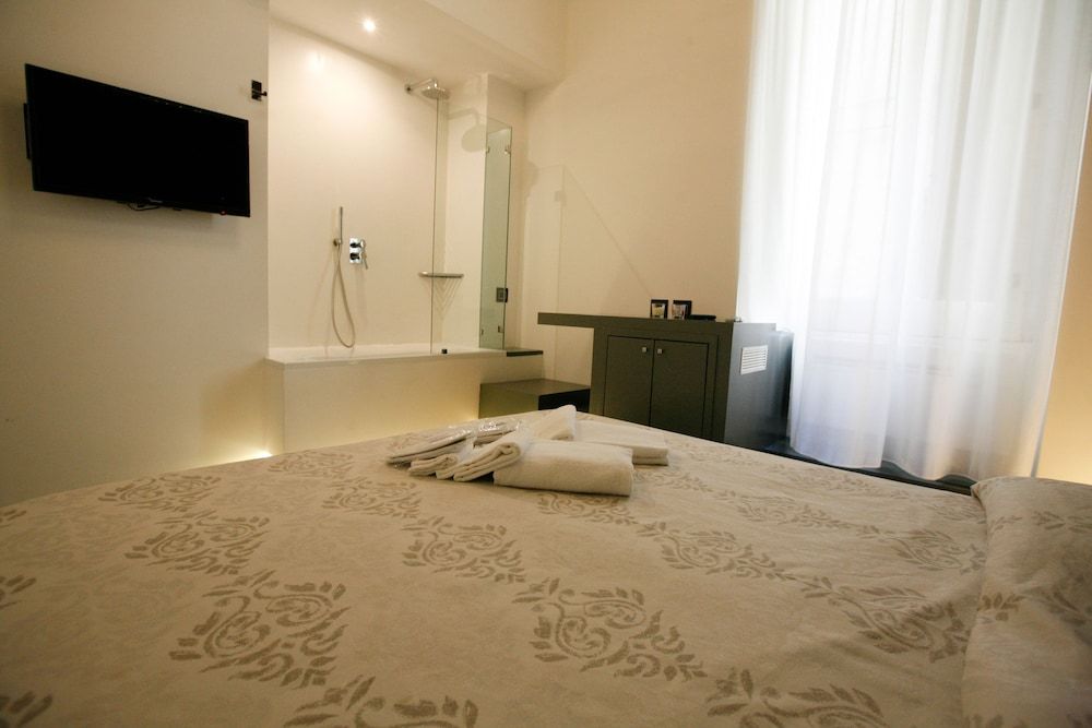 Relais Piazza del Plebiscito Comfort Room, 1 Bedroom, Bathtub, Courtyard View 26