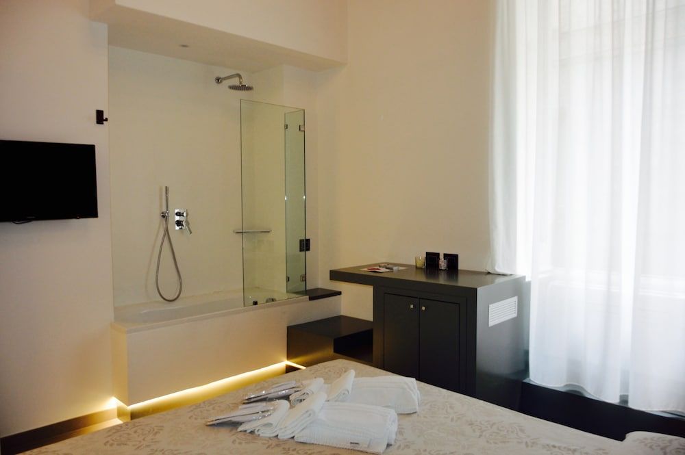 Relais Piazza del Plebiscito Comfort Room, 1 Bedroom, Bathtub, Courtyard View 29