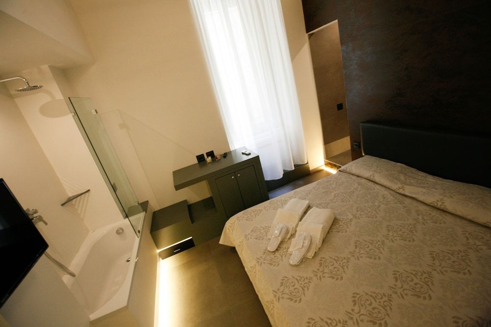 Relais Piazza del Plebiscito Comfort Room, 1 Bedroom, Bathtub, Courtyard View 9