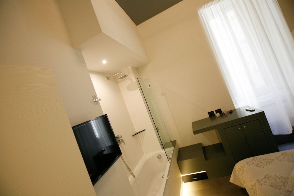 Relais Piazza del Plebiscito Comfort Room, 1 Bedroom, Bathtub, Courtyard View 15