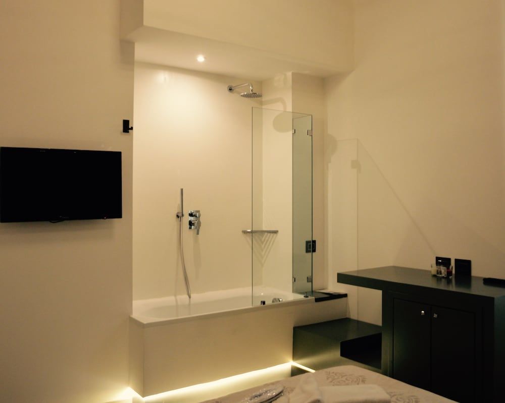 Relais Piazza del Plebiscito Comfort Room, 1 Bedroom, Bathtub, Courtyard View 16