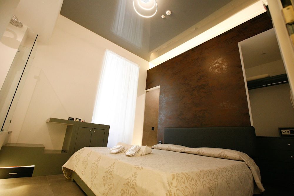 Relais Piazza del Plebiscito Comfort Room, 1 Bedroom, Bathtub, Courtyard View 7