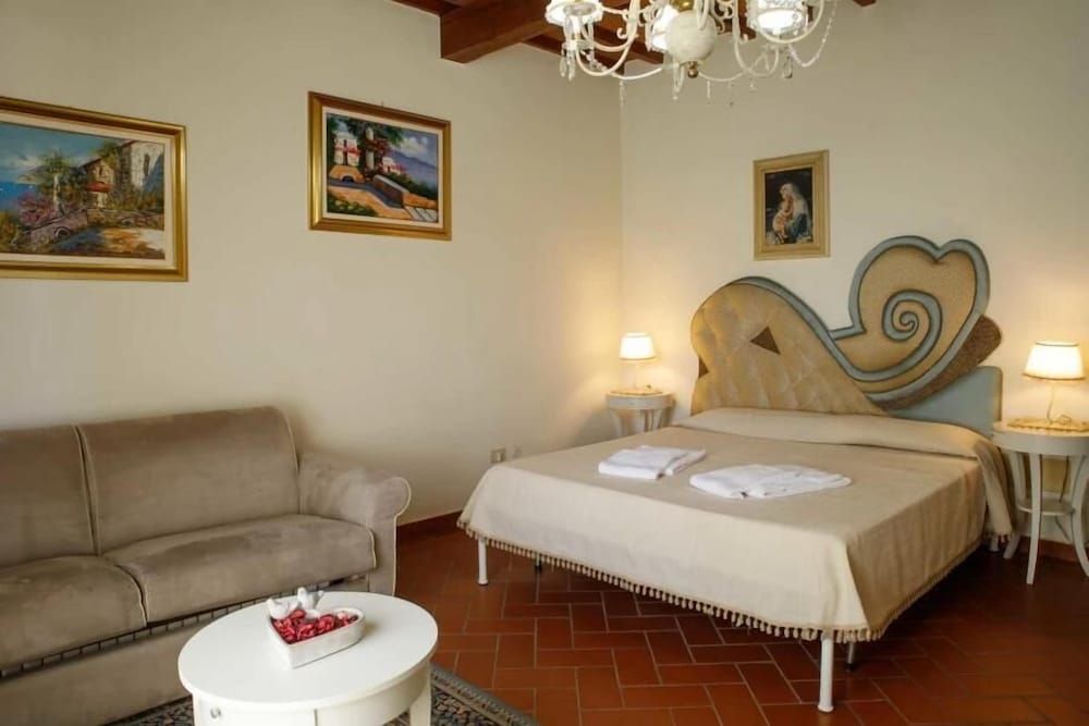 Agriturismo Podere Bucine Basso Superior Triple Room, Bathtub