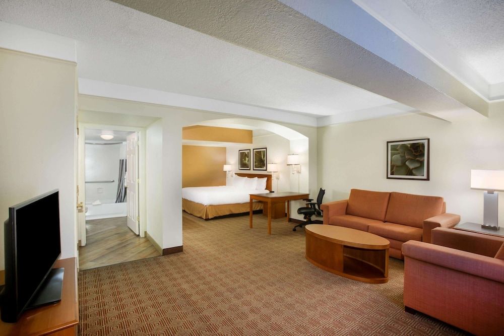 undefined La Quinta Inn by Wyndham Austin Capitol / Downtown 4