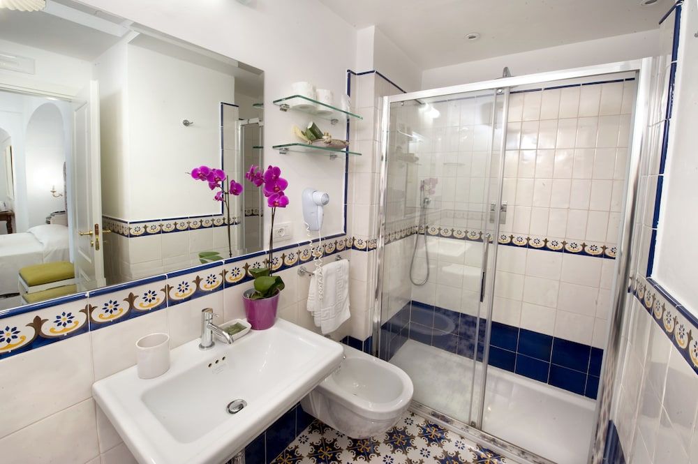 Palazzo Pascal Superior Suite, Sea View (Iris) 4