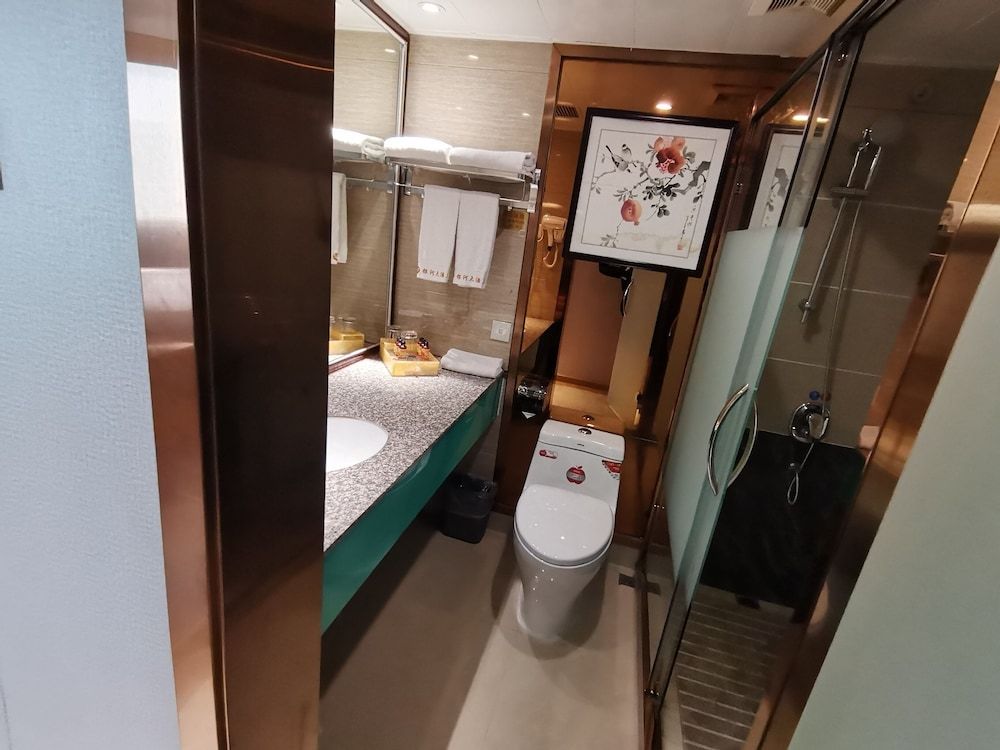 Galaxy Hotel Deluxe Twin Room 5