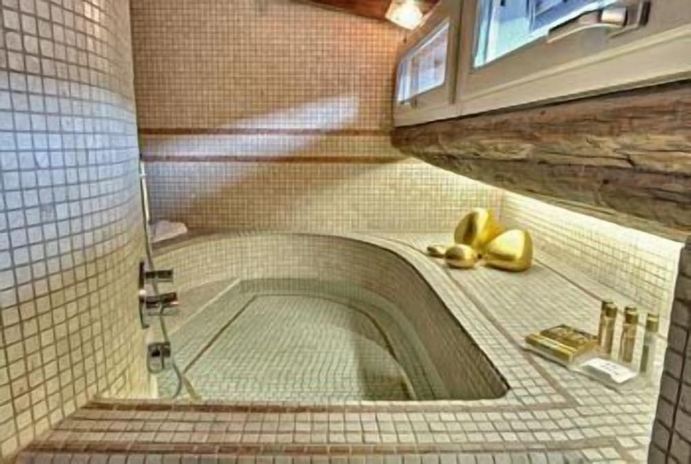 Deep Soaking Bathtub