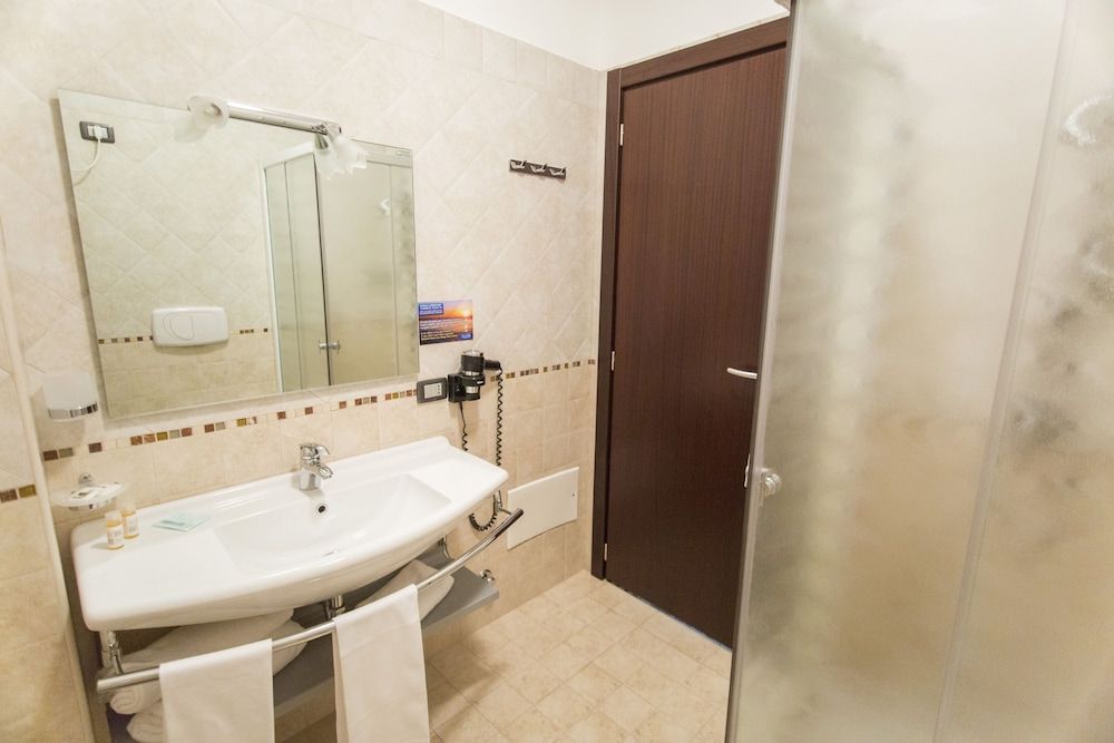 Ticho's Greenblu Hotel Triple Room, Pool View 4