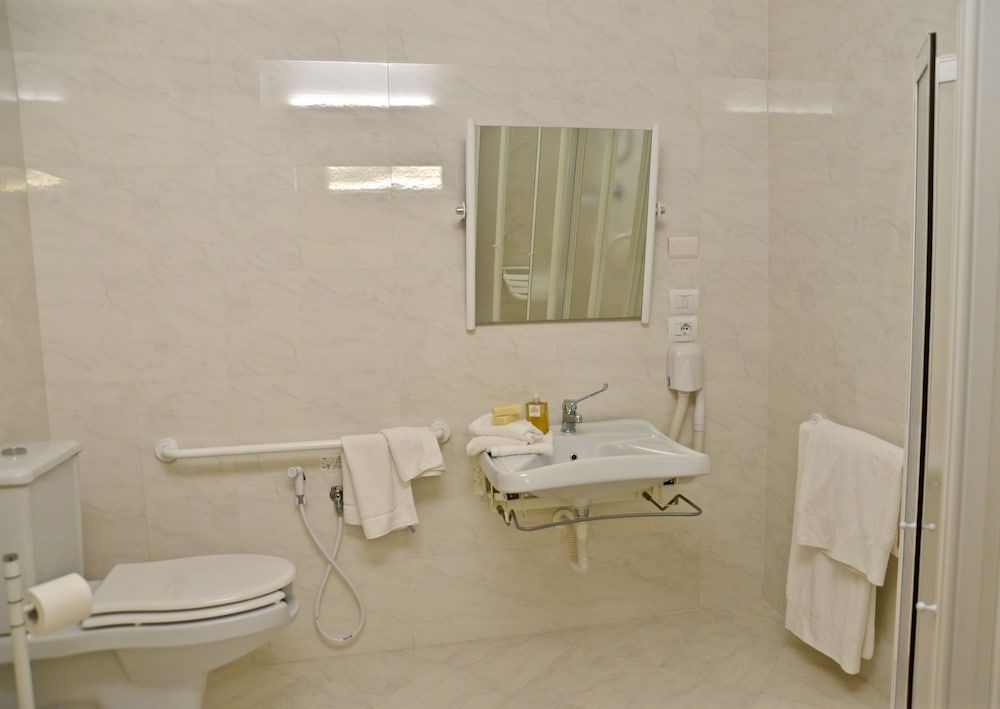 Hotel Forum Twin Room, 2 Twin Beds, Accessible 4