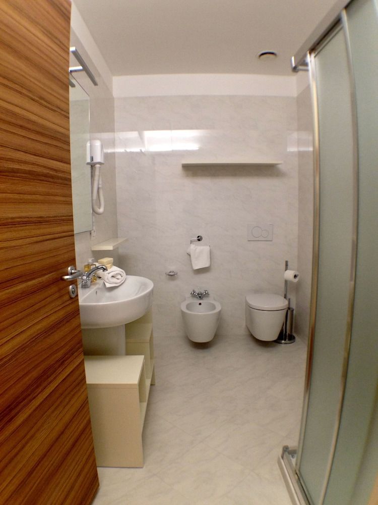 Hotel Forum Twin Room, 2 Twin Beds 4