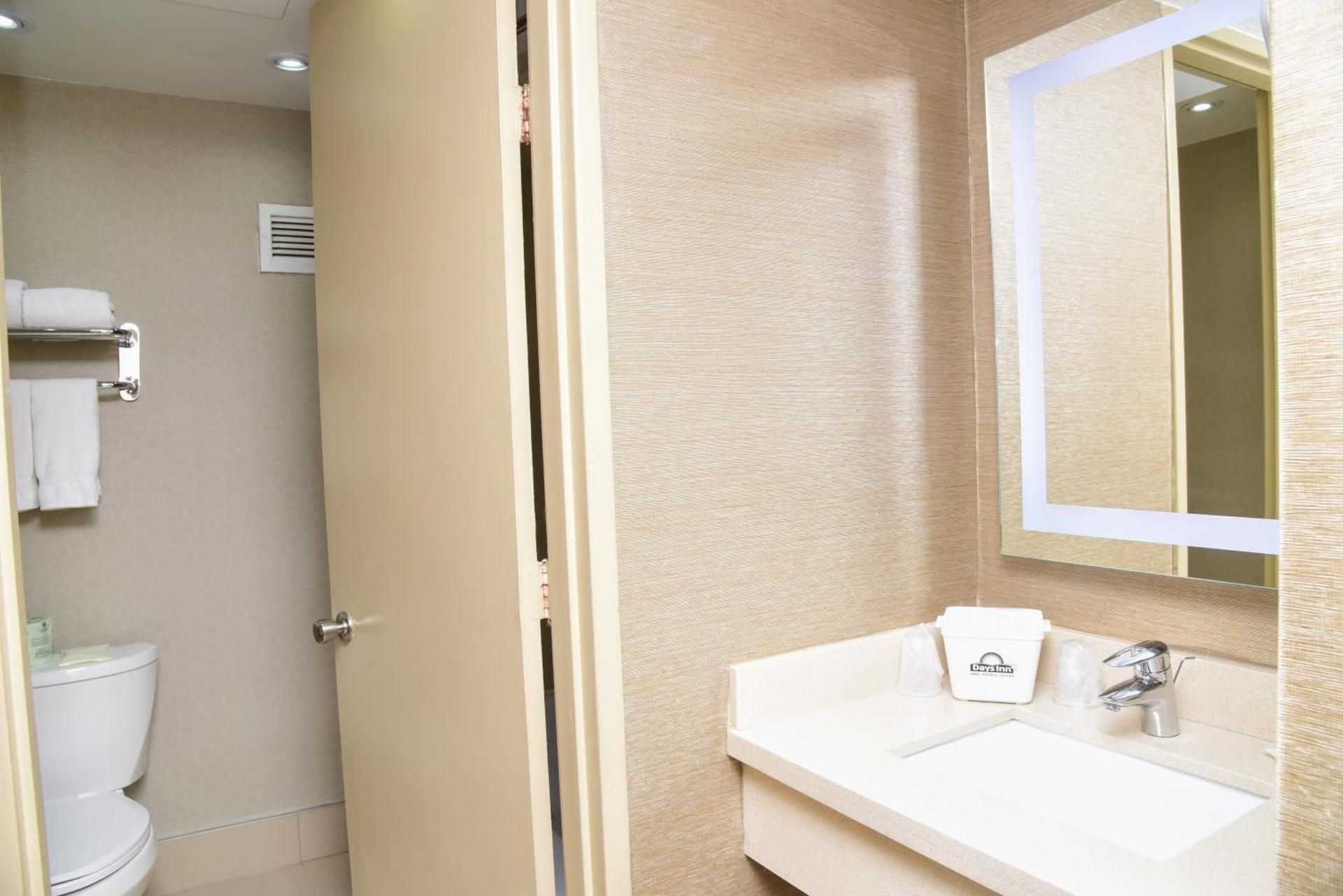 undefined Days Inn by Wyndham Ottawa 4