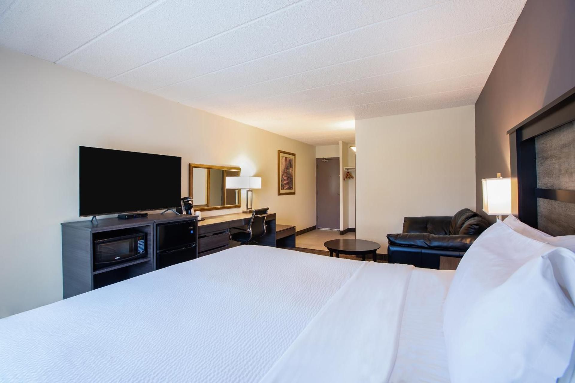 Days Inn by Wyndham Sudbury & Conference Centre 1 King Bed, Non-Smoking 2