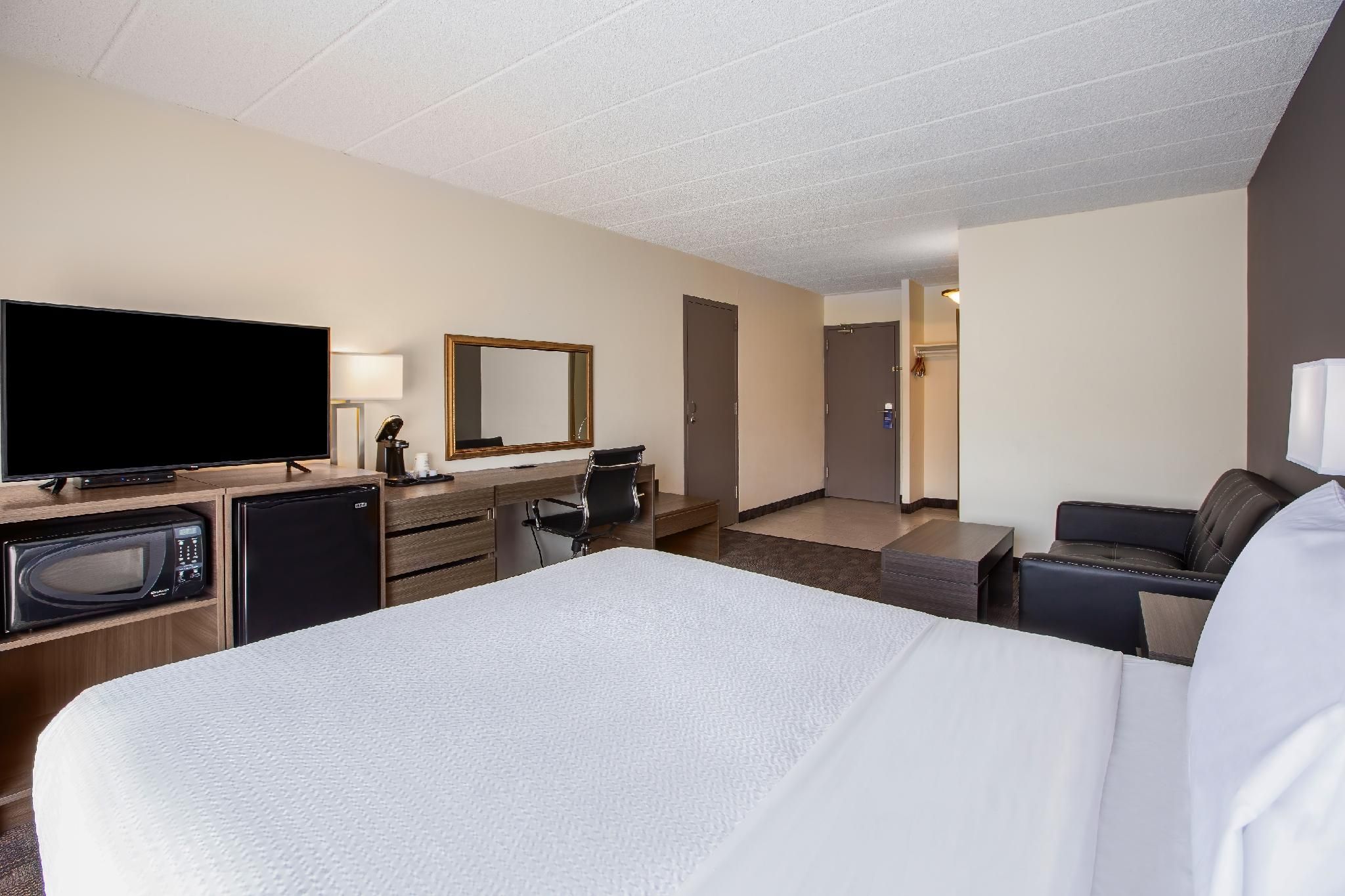 Days Inn by Wyndham Sudbury & Conference Centre 1 Queen Bed, Deluxe Room, Non-Smoking 2