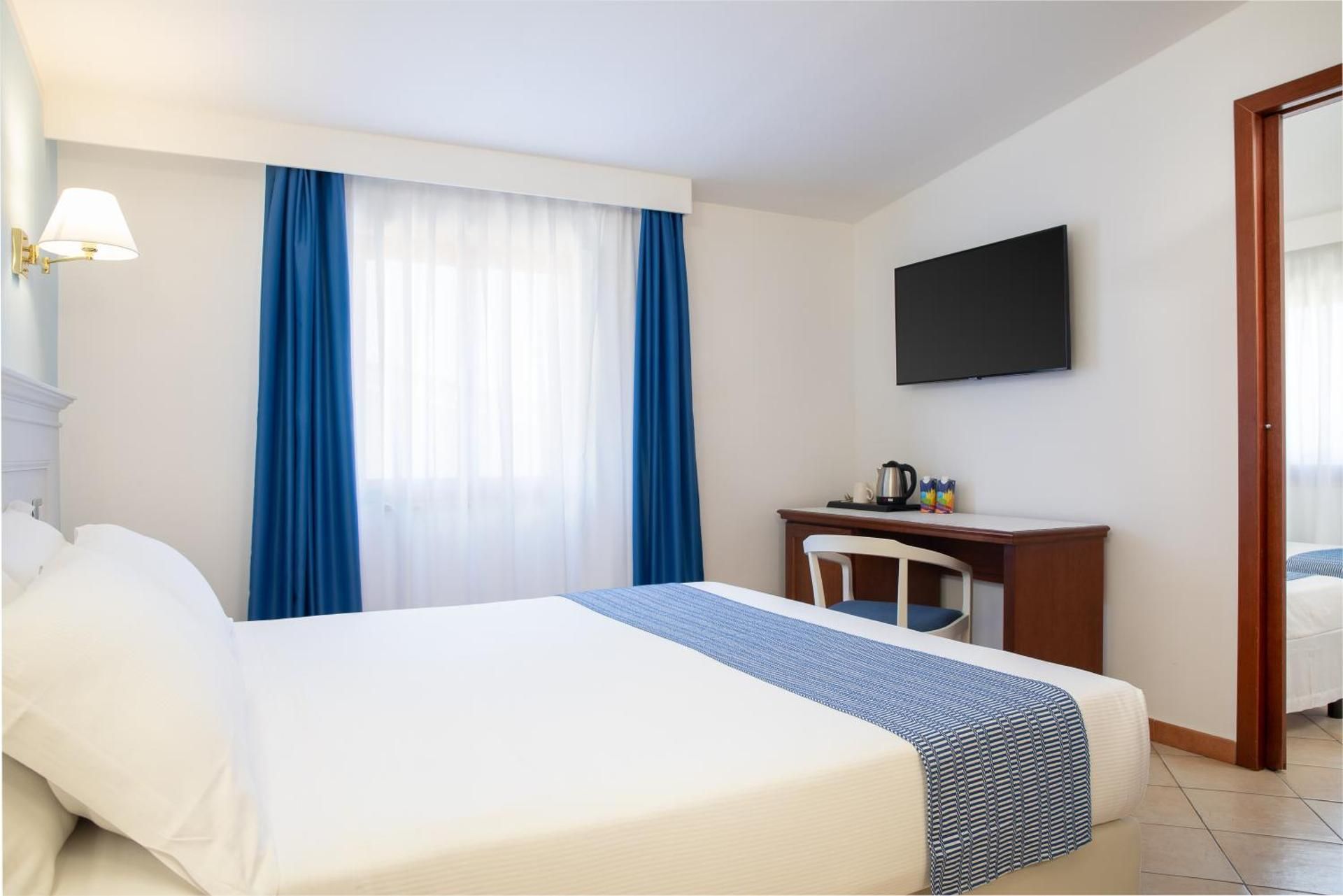 One-Bedroom Junior Queen Suite with Sofa Bed and Sea View