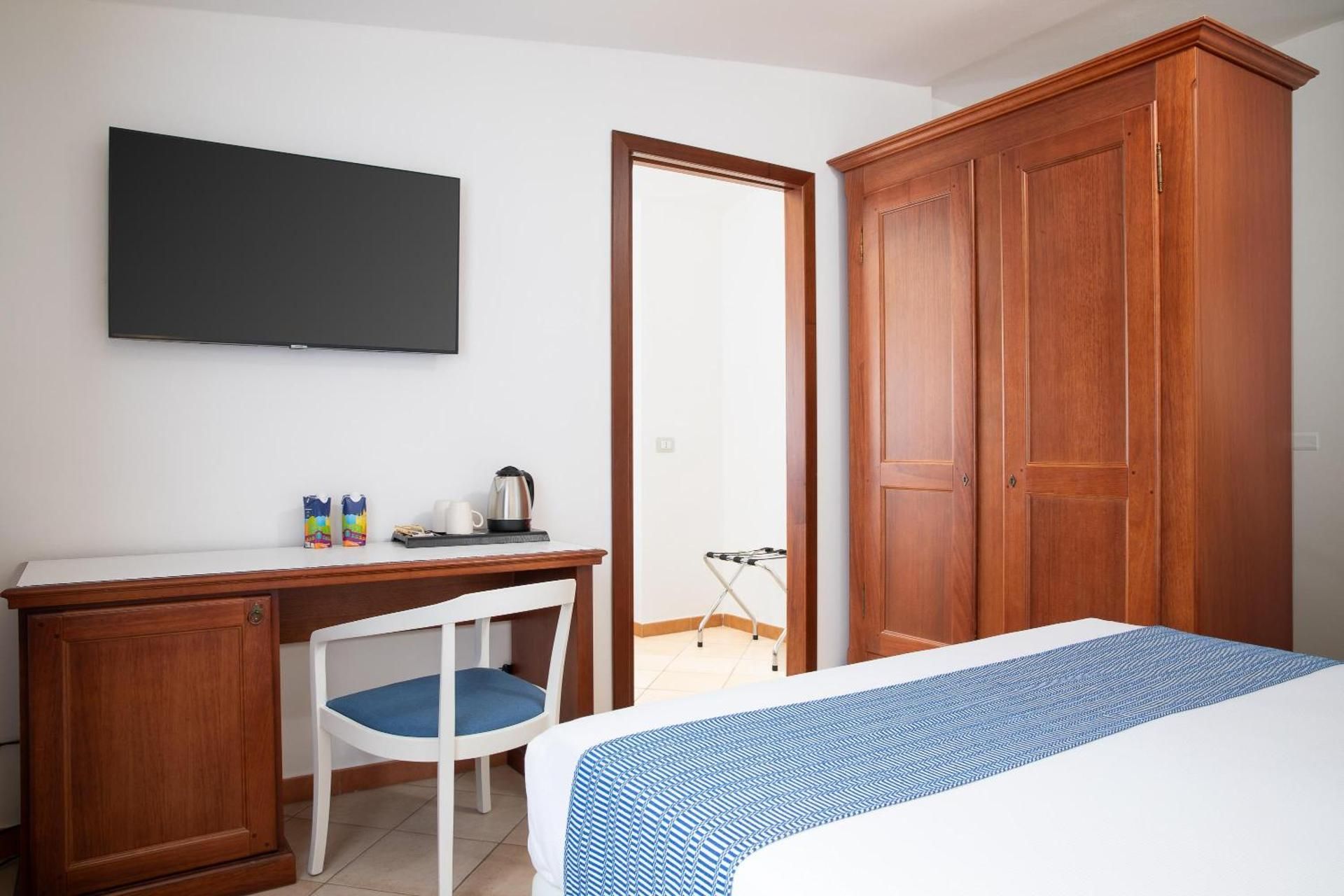 Comfort Queen Room with Extra Single Bed