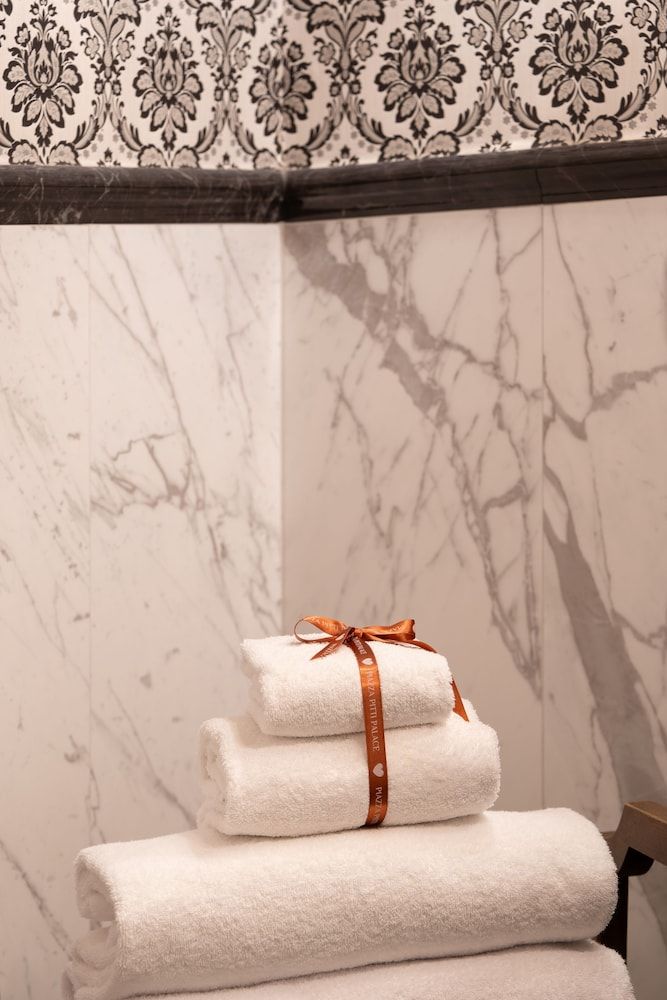 Piazza Pitti Palace Suite, Jetted Tub, City View (King) 11