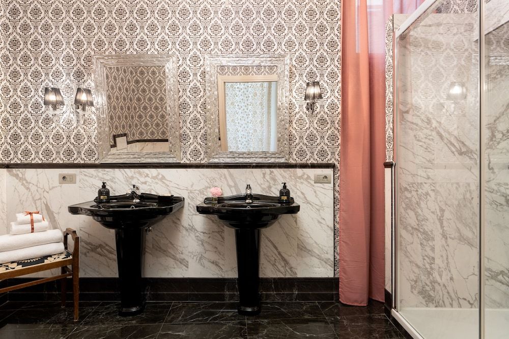 Piazza Pitti Palace Suite, Jetted Tub, City View (King) 7