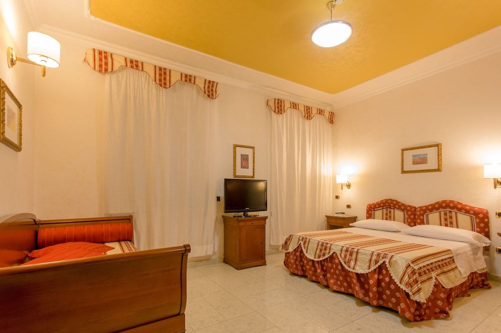 Mariano IV Palace Hotel Triple Room