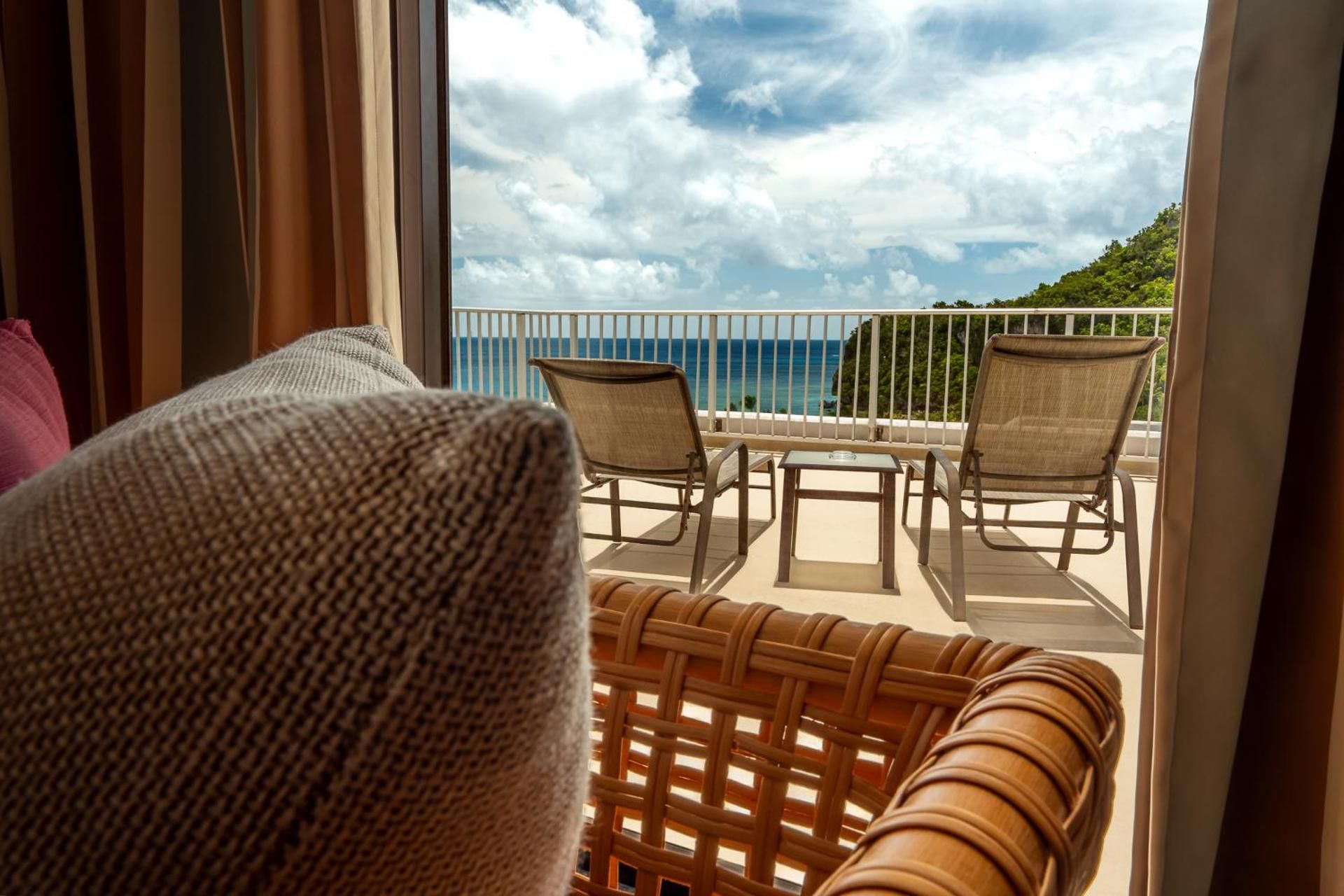 Ocean Front Suite with Lounge access (Breakfast at Lounge, includes child)