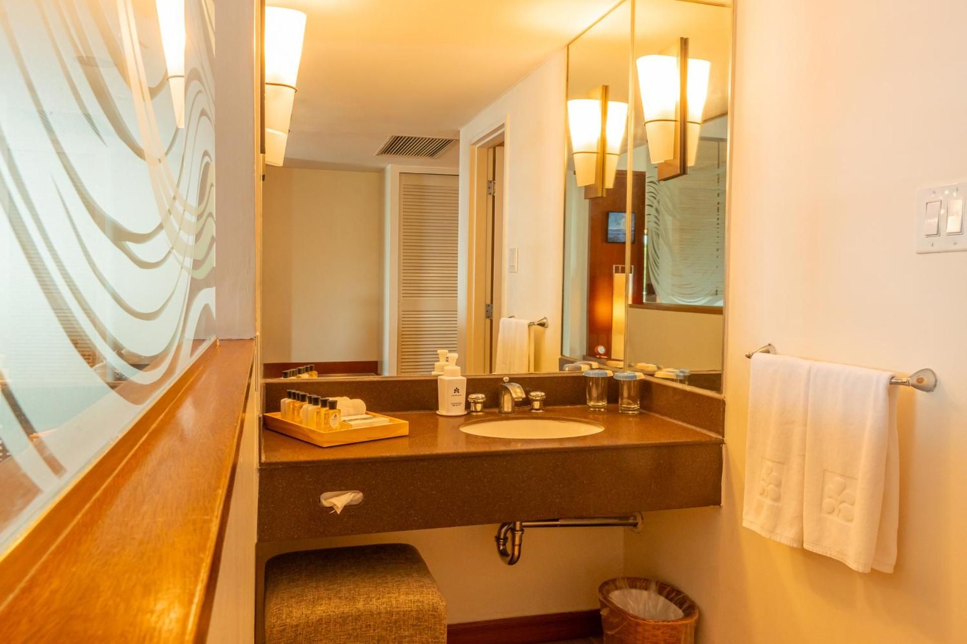 Ocean Front Suite with Lounge access (Breakfast at Lounge, includes child)